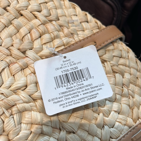 Place & Time Picnic Weather Circular Straw Tote - Picture 5 of 5